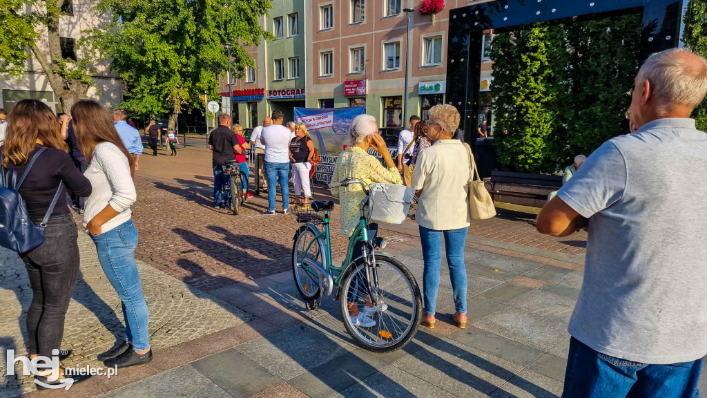 Zbiórka podpisów na Placu Armii Krajowej