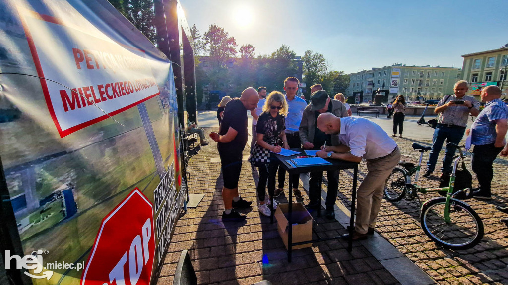 Zbiórka podpisów na Placu Armii Krajowej