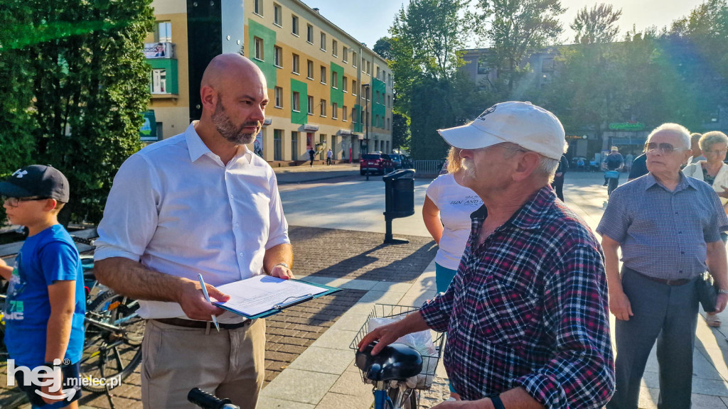 Zbiórka podpisów na Placu Armii Krajowej