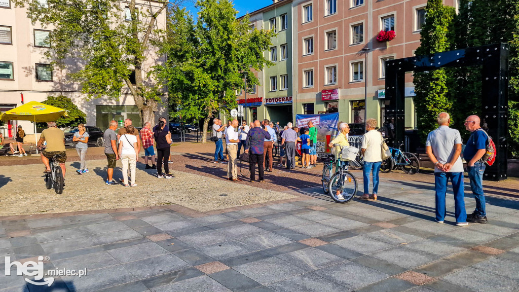 Zbiórka podpisów na Placu Armii Krajowej