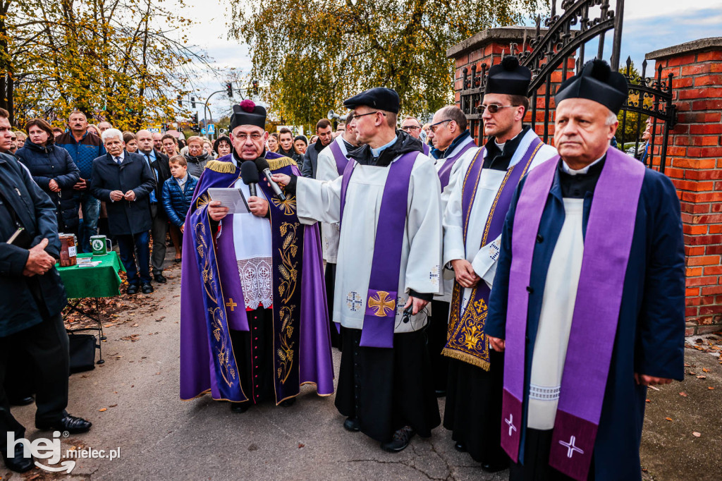 Wszystkich Świętych - 1 listopada 2023 na Cmentarzu Parafialnym