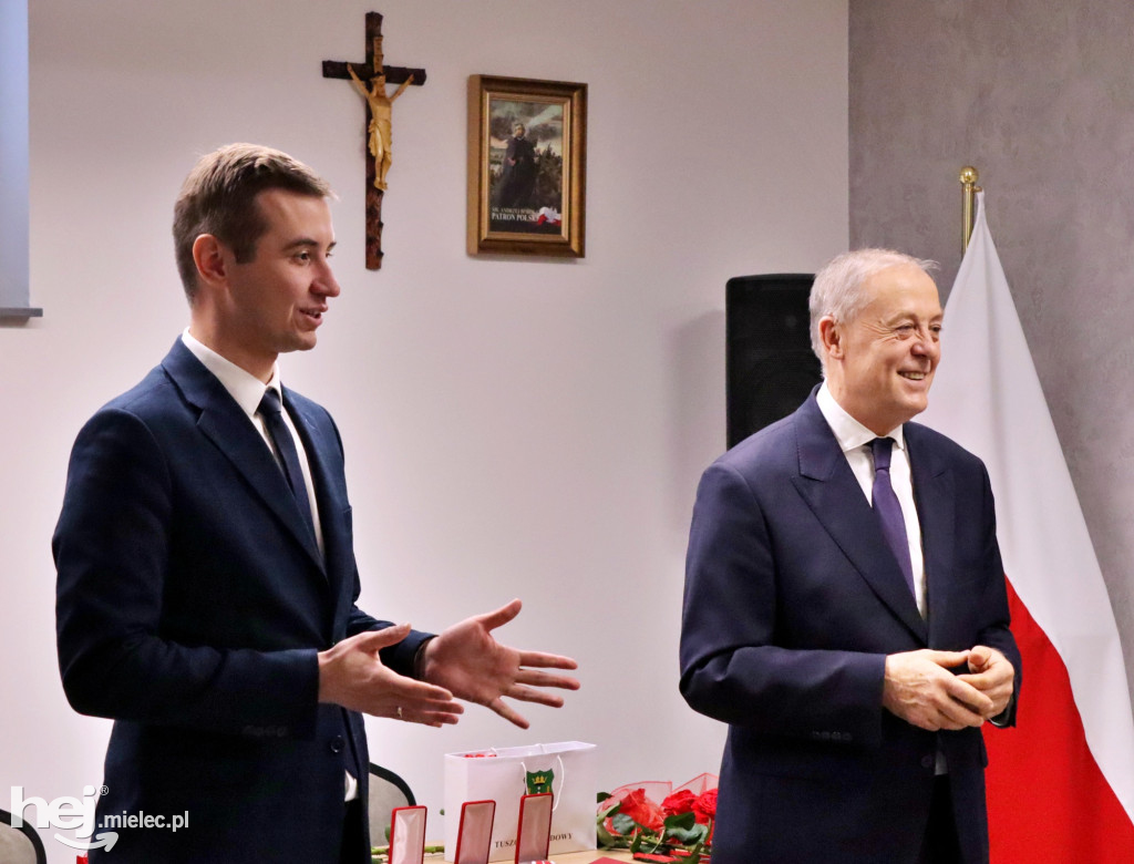 Nagrodzeni dyrektorzy i nauczyciele z Gminy Tuszów