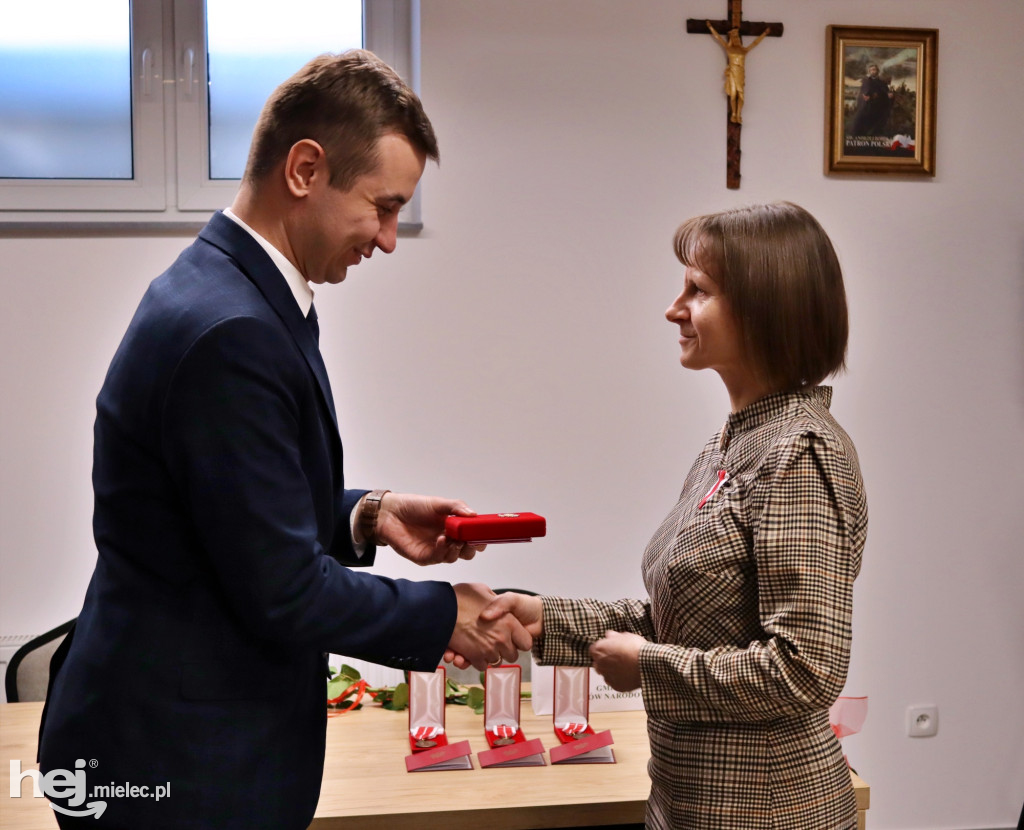 Nagrodzeni dyrektorzy i nauczyciele z Gminy Tuszów
