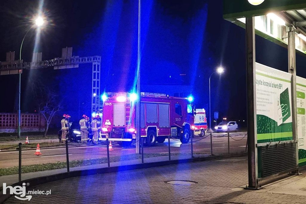 Mercedes rozbił się na al. Niepodległości