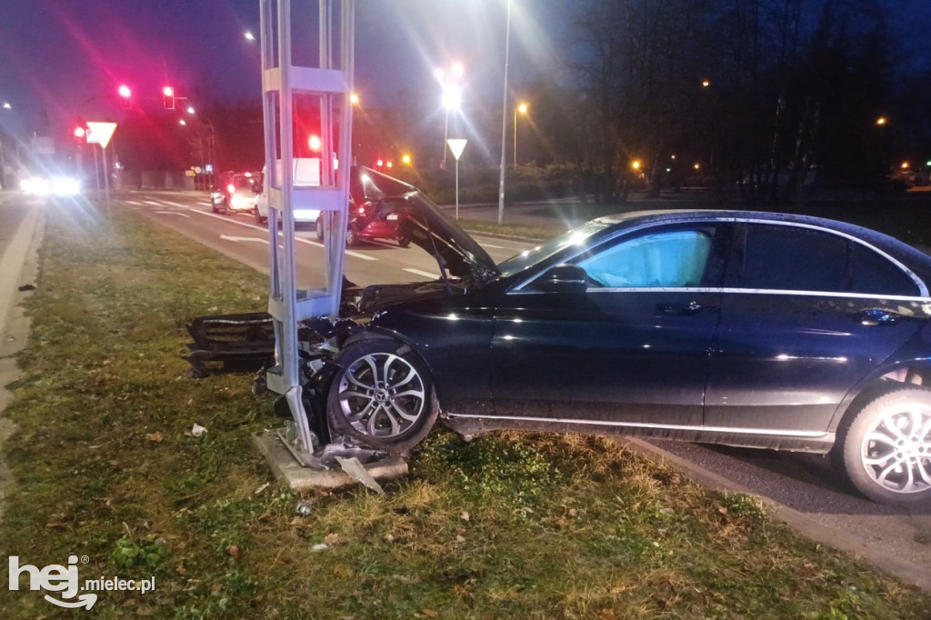Mercedes rozbił się na al. Niepodległości