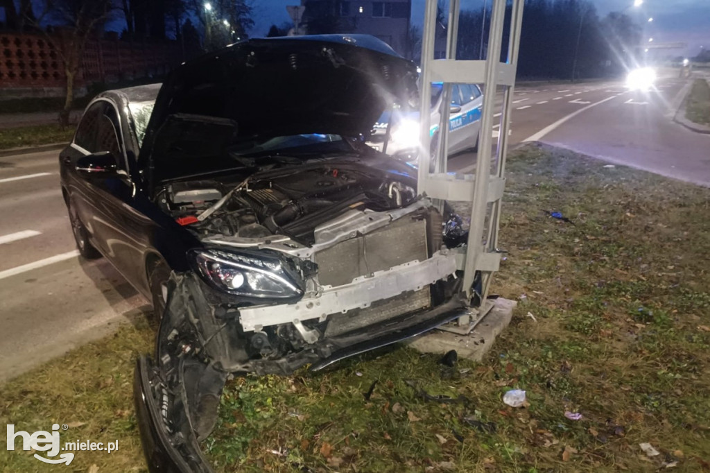 Mercedes rozbił się na al. Niepodległości
