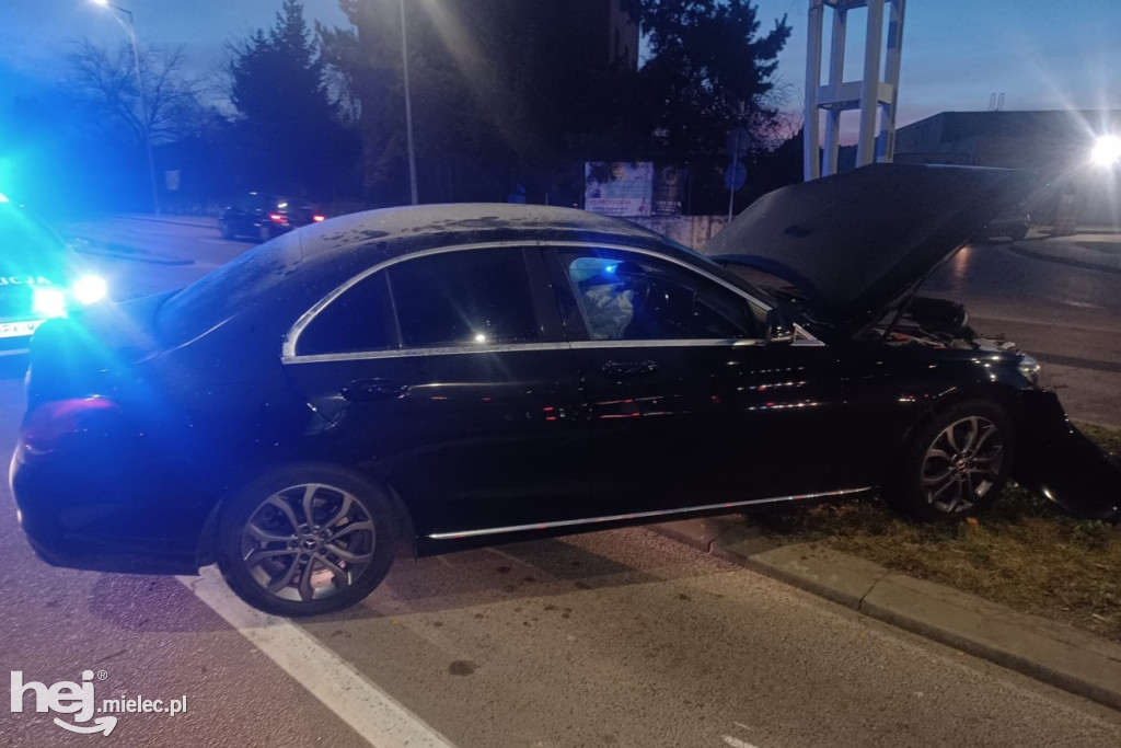 Mercedes rozbił się na al. Niepodległości