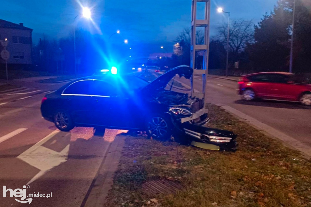Mercedes rozbił się na al. Niepodległości