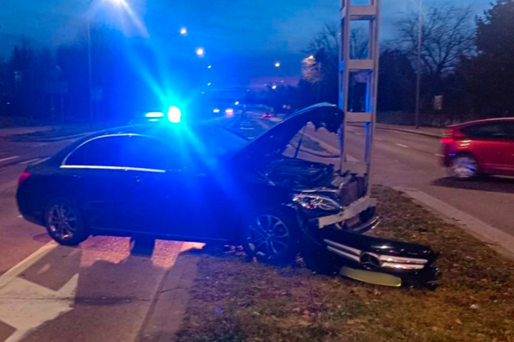 Mercedes rozbił się na al. Niepodległości