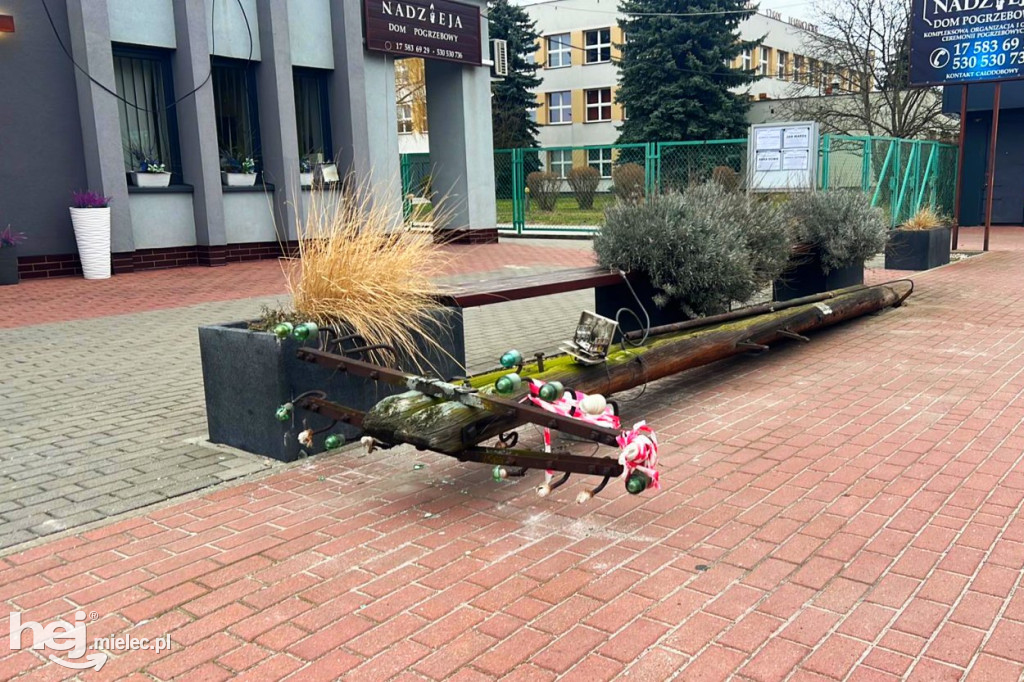 Słup spadł na chodnik przy ul. Żeromskiego