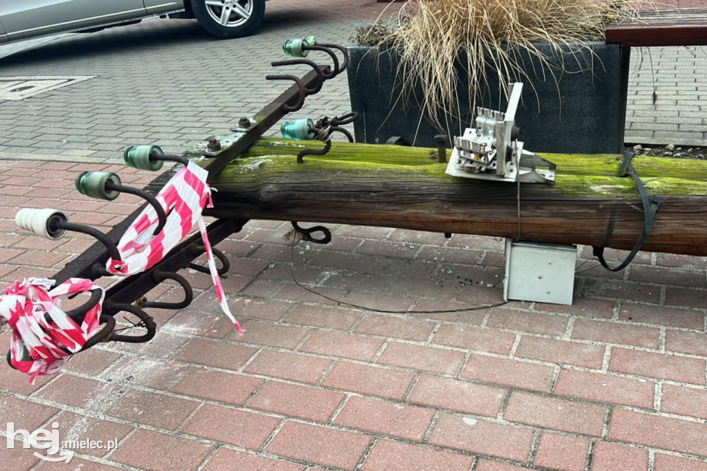 Słup spadł na chodnik przy ul. Żeromskiego