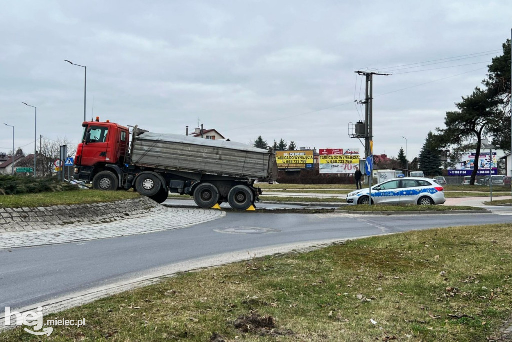 Wypadek na Smoczce. Ciężarówka na rondzie