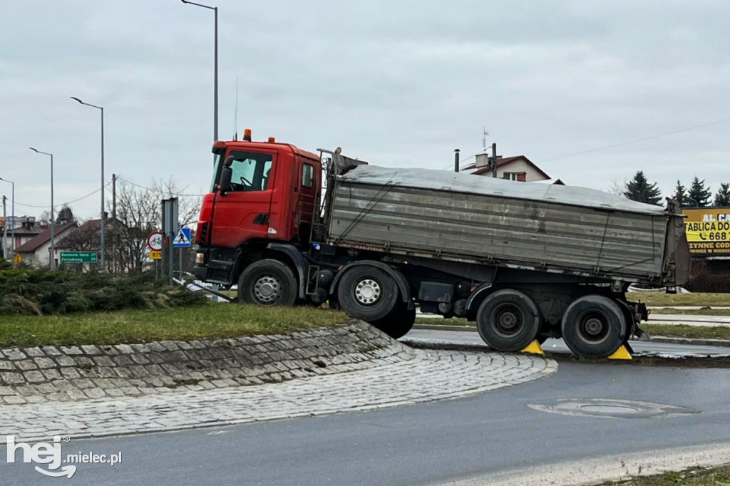Wypadek na Smoczce. Ciężarówka na rondzie
