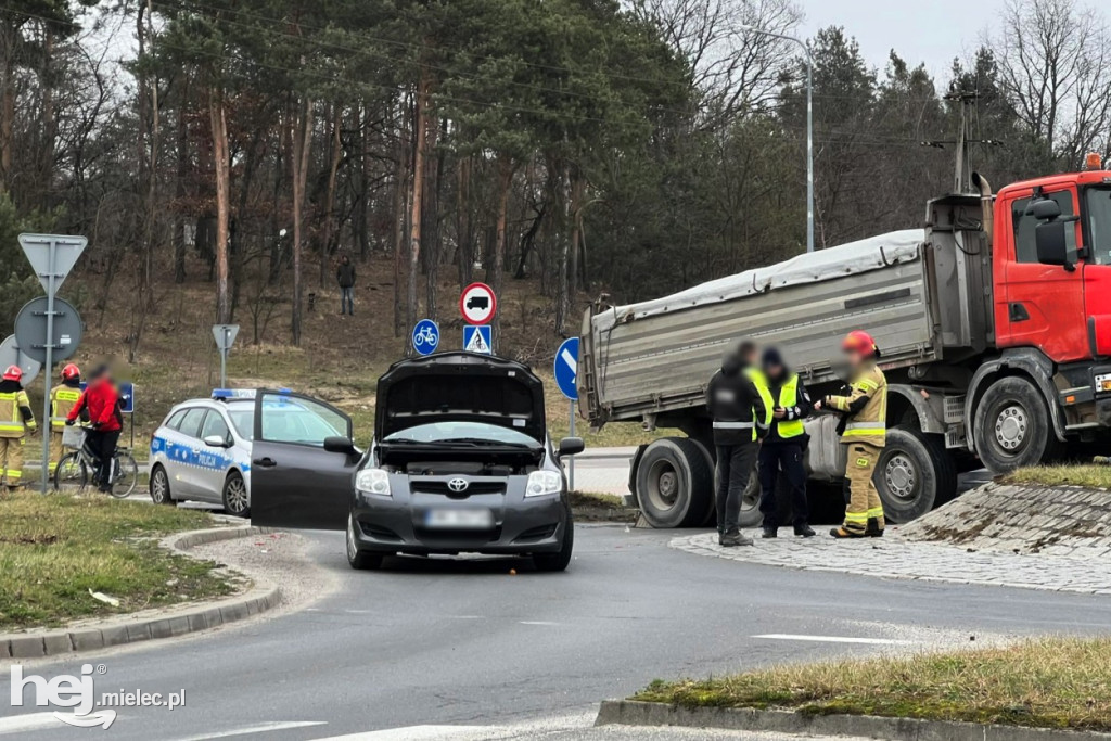 Wypadek na Smoczce. Ciężarówka na rondzie
