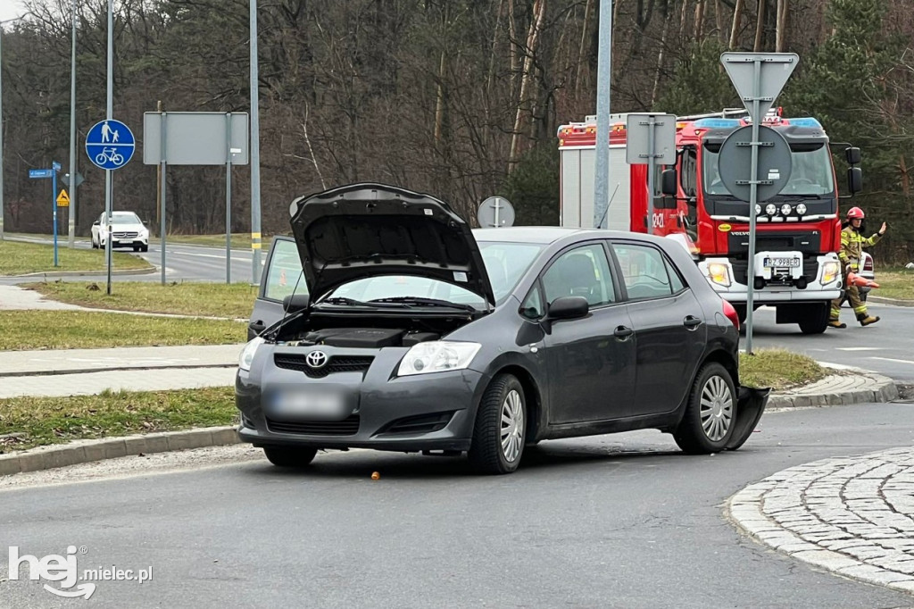 Wypadek na Smoczce. Ciężarówka na rondzie