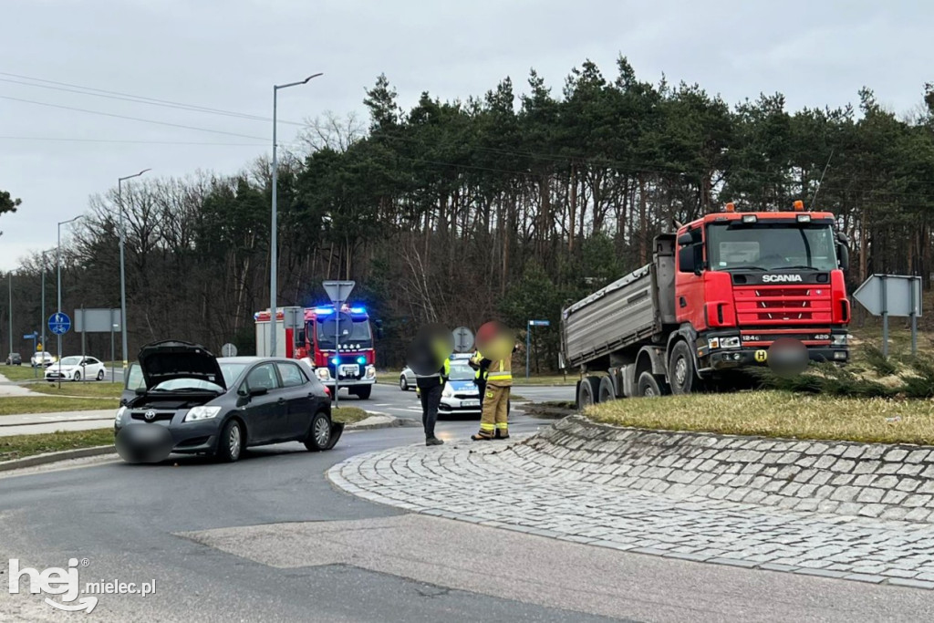 Wypadek na Smoczce. Ciężarówka na rondzie