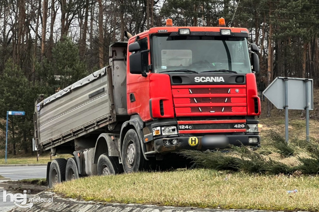 Wypadek na Smoczce. Ciężarówka na rondzie