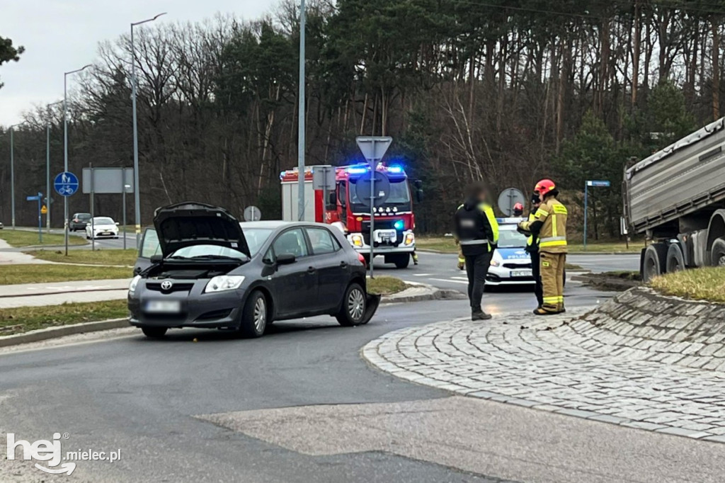 Wypadek na Smoczce. Ciężarówka na rondzie