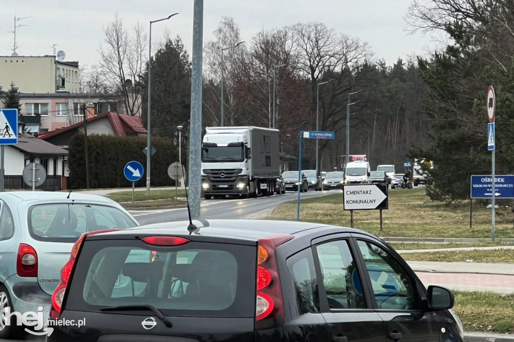 Wypadek na Smoczce. Ciężarówka na rondzie