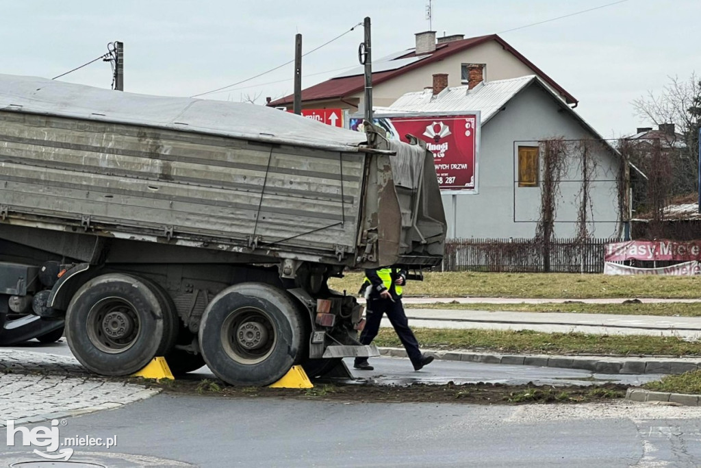 Wypadek na Smoczce. Ciężarówka na rondzie