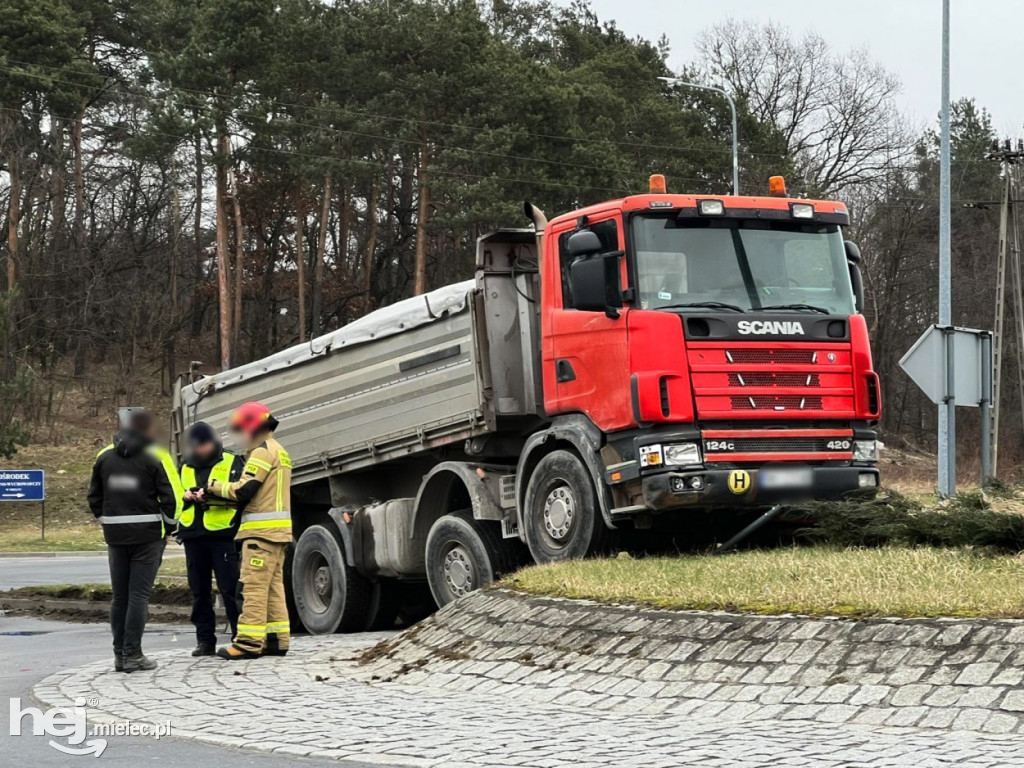 Wypadek na Smoczce. Ciężarówka na rondzie
