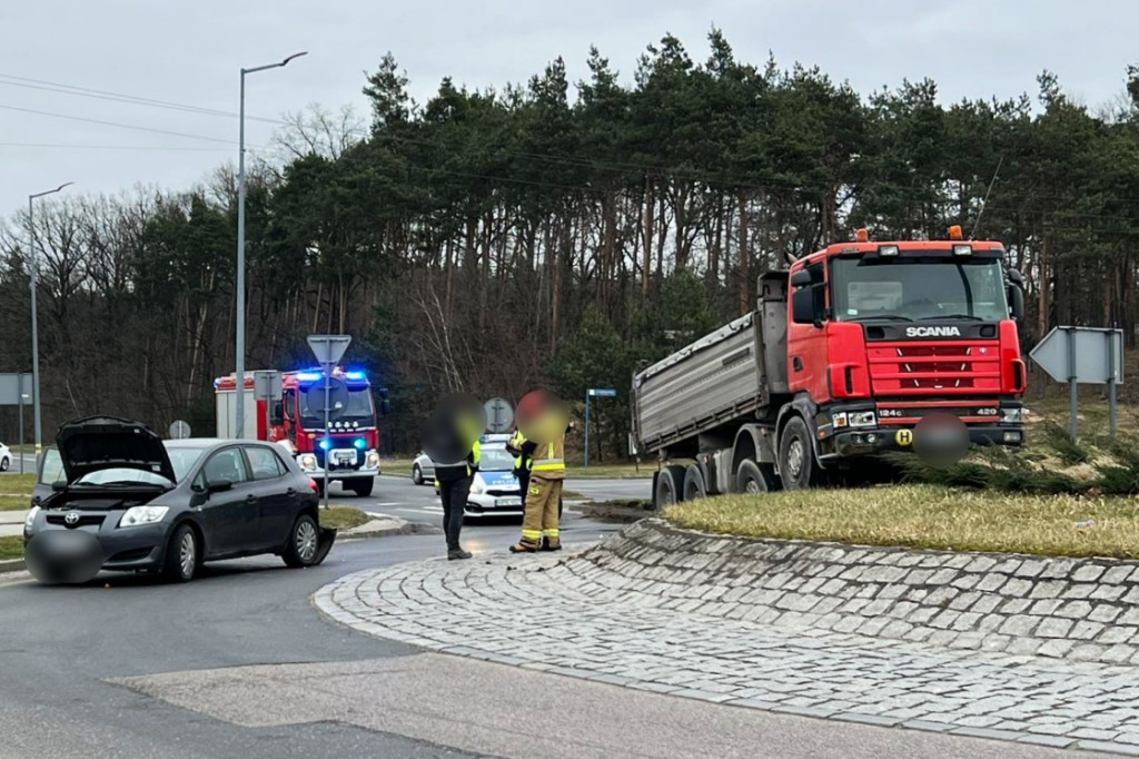 Wypadek na Smoczce. Ciężarówka na rondzie