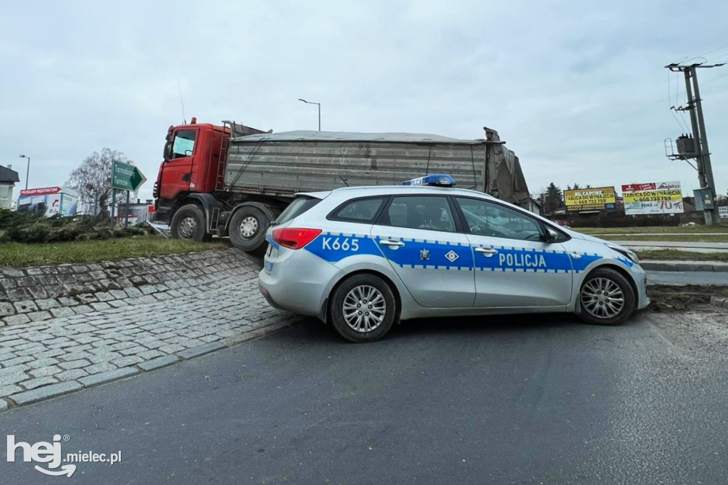 Wypadek na Smoczce. Ciężarówka na rondzie