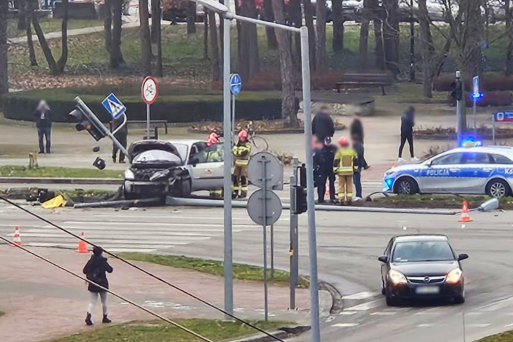Wypadek przy szpitalu. Rozbite renault