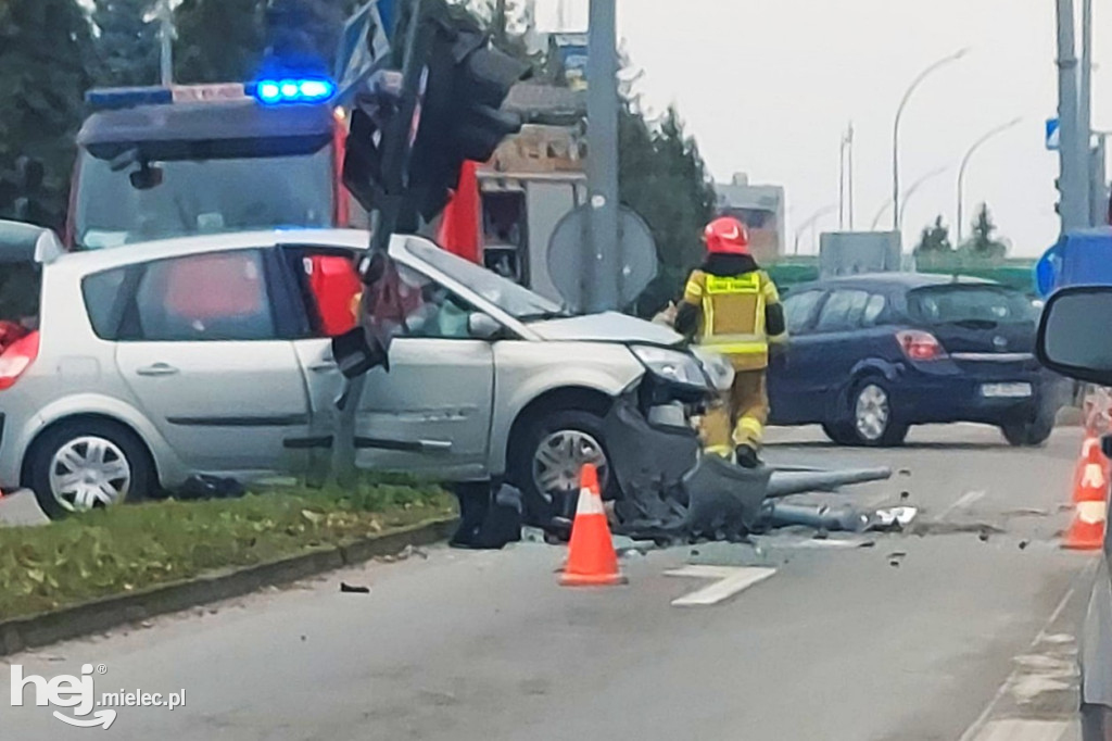 Wypadek przy szpitalu. Rozbite renault