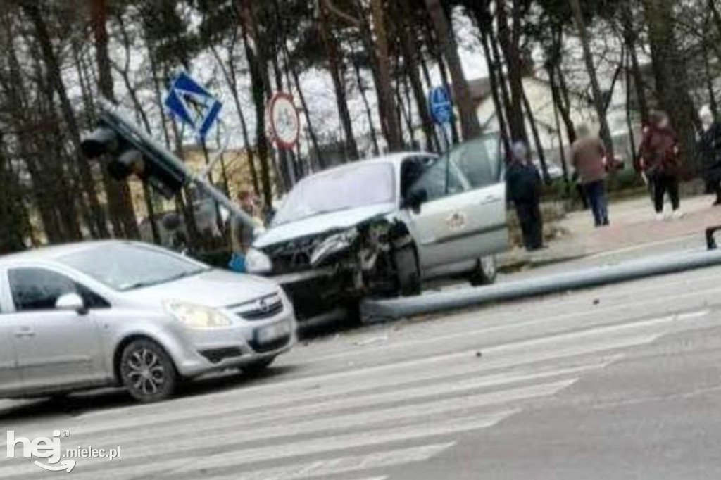 Wypadek przy szpitalu. Rozbite renault