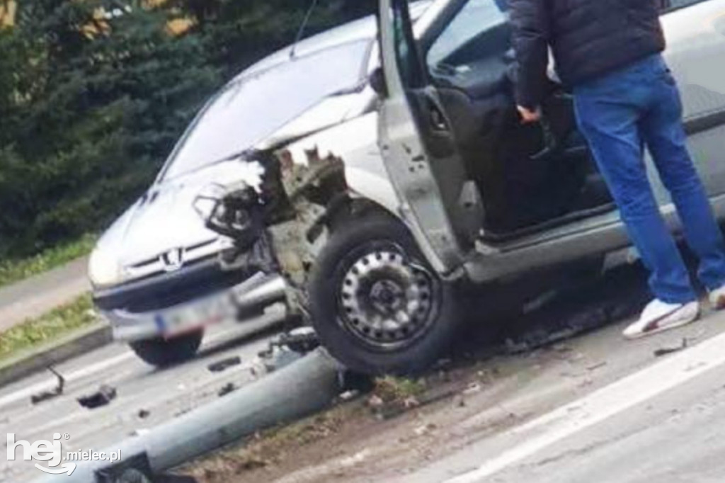 Wypadek przy szpitalu. Rozbite renault
