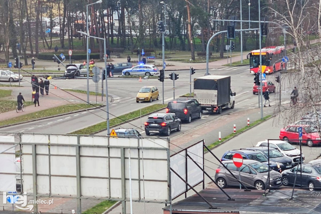 Wypadek przy szpitalu. Rozbite renault