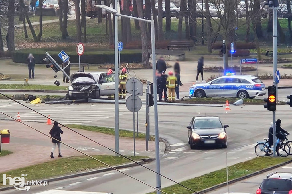 Wypadek przy szpitalu. Rozbite renault