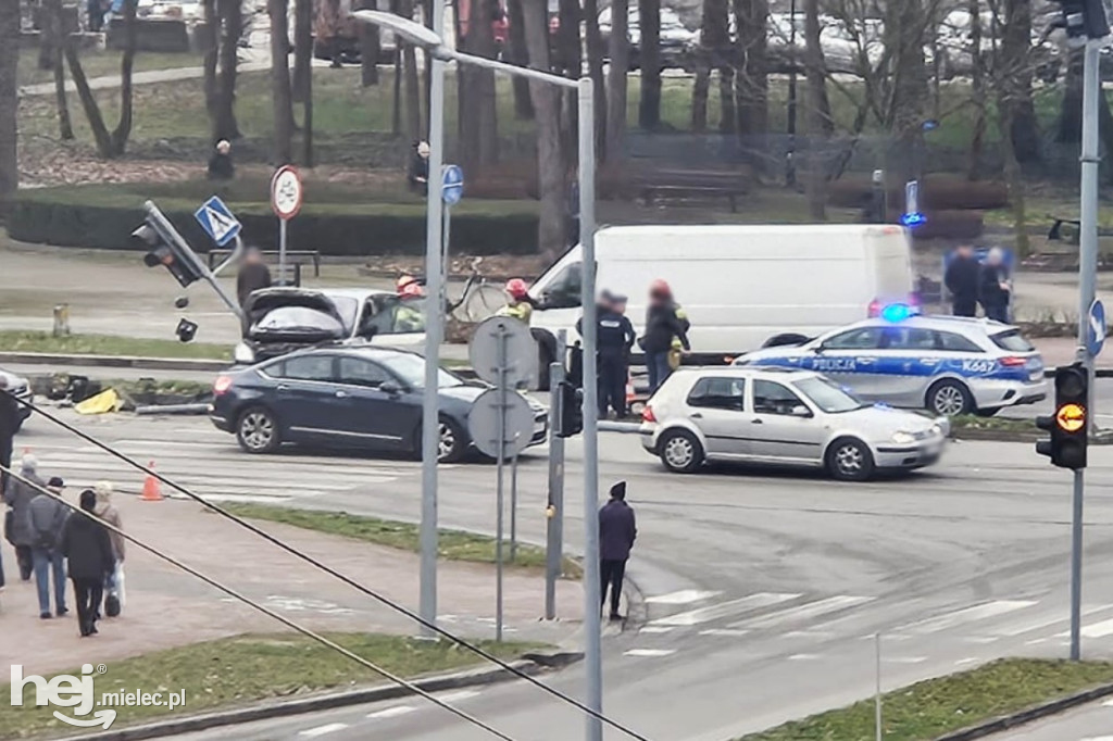 Wypadek przy szpitalu. Rozbite renault