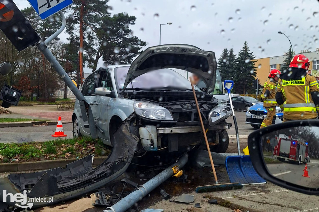 Wypadek przy szpitalu. Rozbite renault