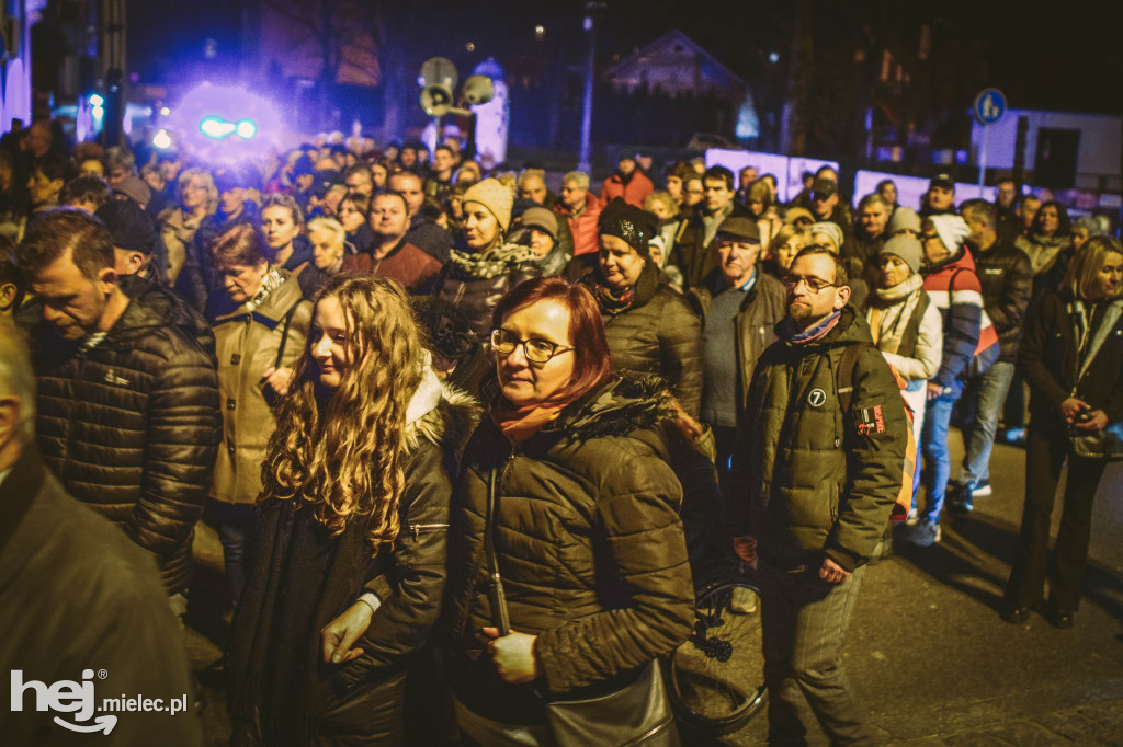 Wierni na drodze krzyżowej - ze Starówki na Borek
