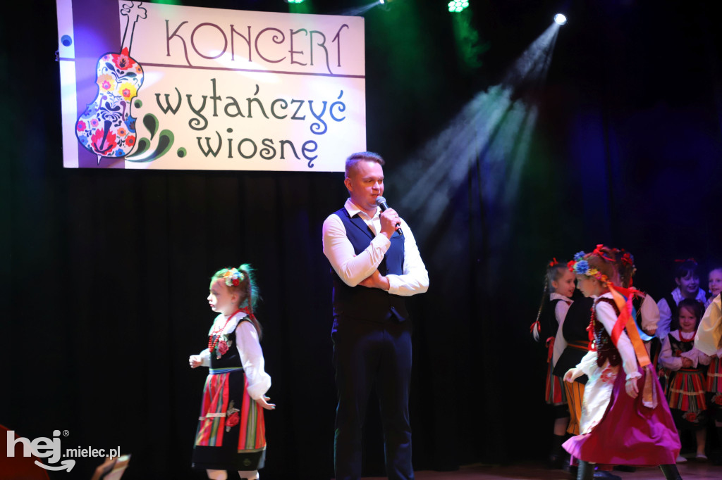 Koncert „Wytańczyć Wiosnę” w Chorzelowie