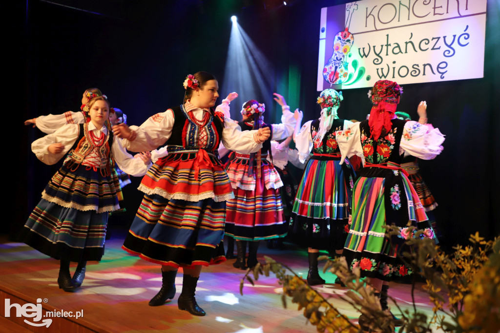 Koncert „Wytańczyć Wiosnę” w Chorzelowie
