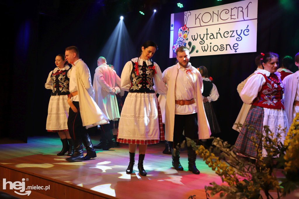 Koncert „Wytańczyć Wiosnę” w Chorzelowie