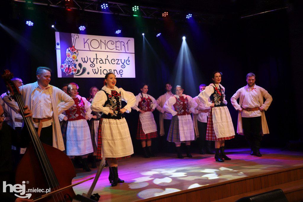 Koncert „Wytańczyć Wiosnę” w Chorzelowie