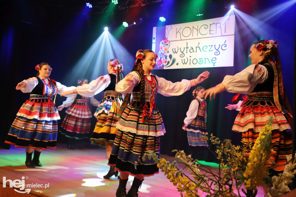 Koncert „Wytańczyć Wiosnę” w Chorzelowie