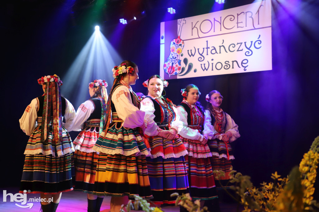 Koncert „Wytańczyć Wiosnę” w Chorzelowie