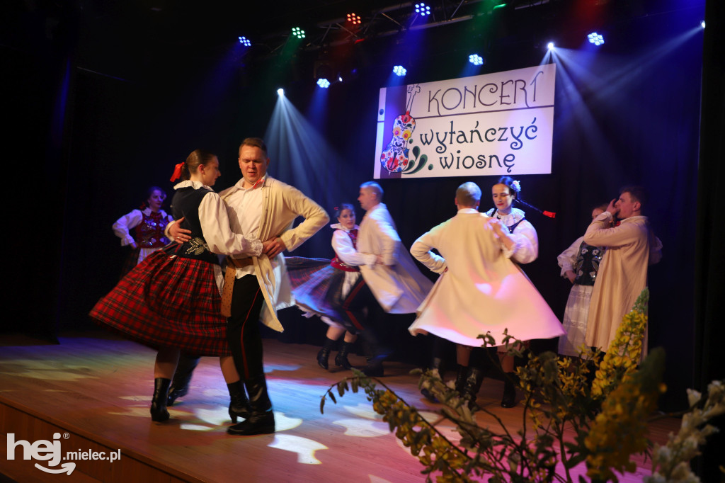 Koncert „Wytańczyć Wiosnę” w Chorzelowie