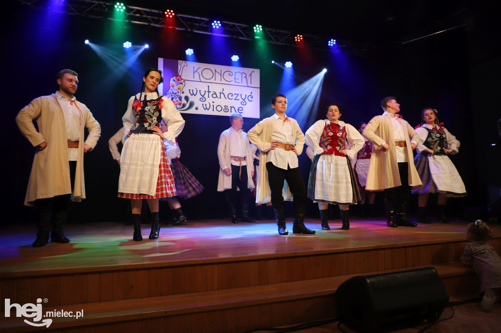 Koncert „Wytańczyć Wiosnę” w Chorzelowie