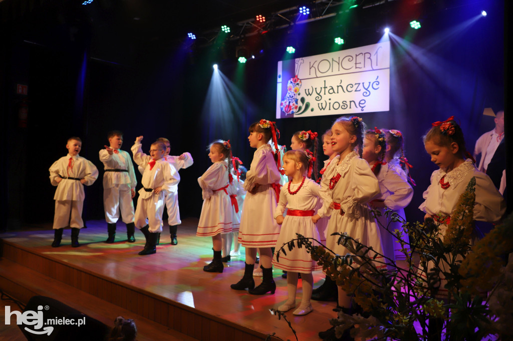 Koncert „Wytańczyć Wiosnę” w Chorzelowie