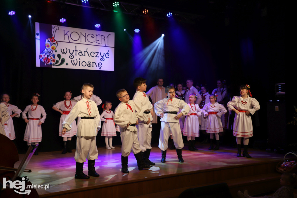 Koncert „Wytańczyć Wiosnę” w Chorzelowie