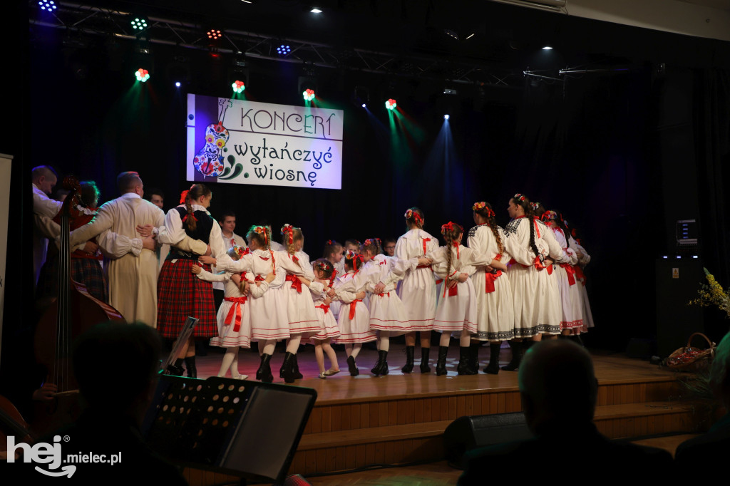 Koncert „Wytańczyć Wiosnę” w Chorzelowie