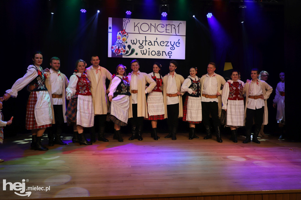 Koncert „Wytańczyć Wiosnę” w Chorzelowie
