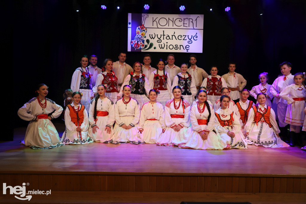 Koncert „Wytańczyć Wiosnę” w Chorzelowie