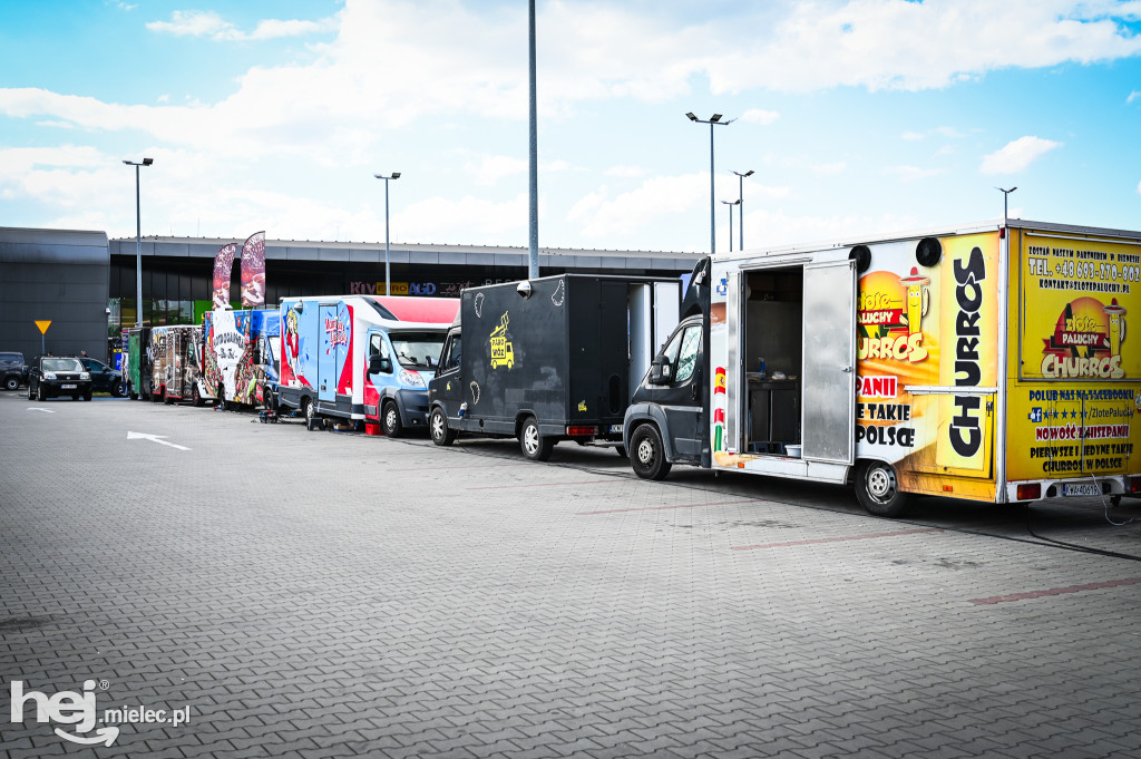 Festiwal Foodtrucków przed Galerią Navigator
